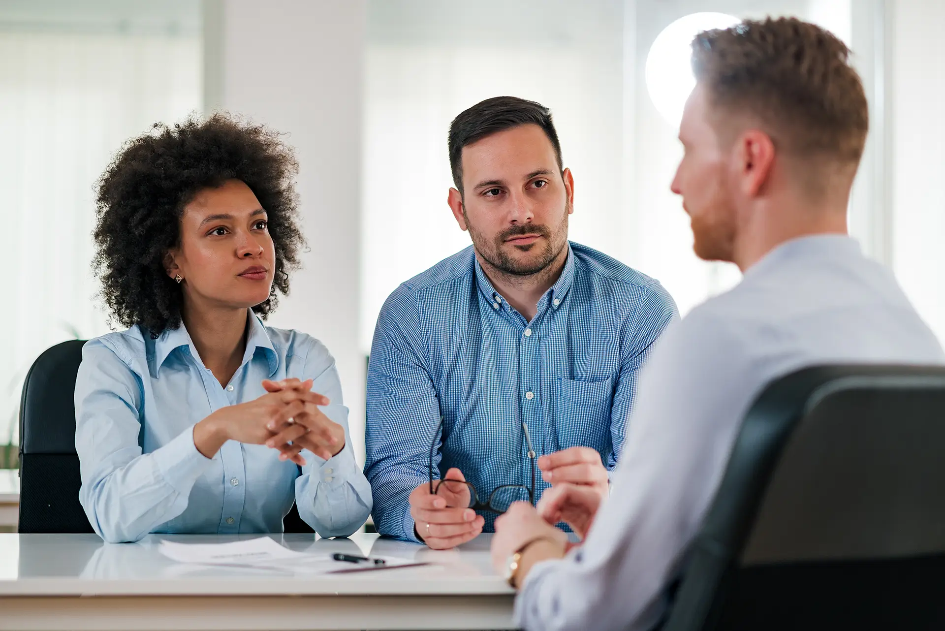 Drei Personen besprechen den Brand Guideline