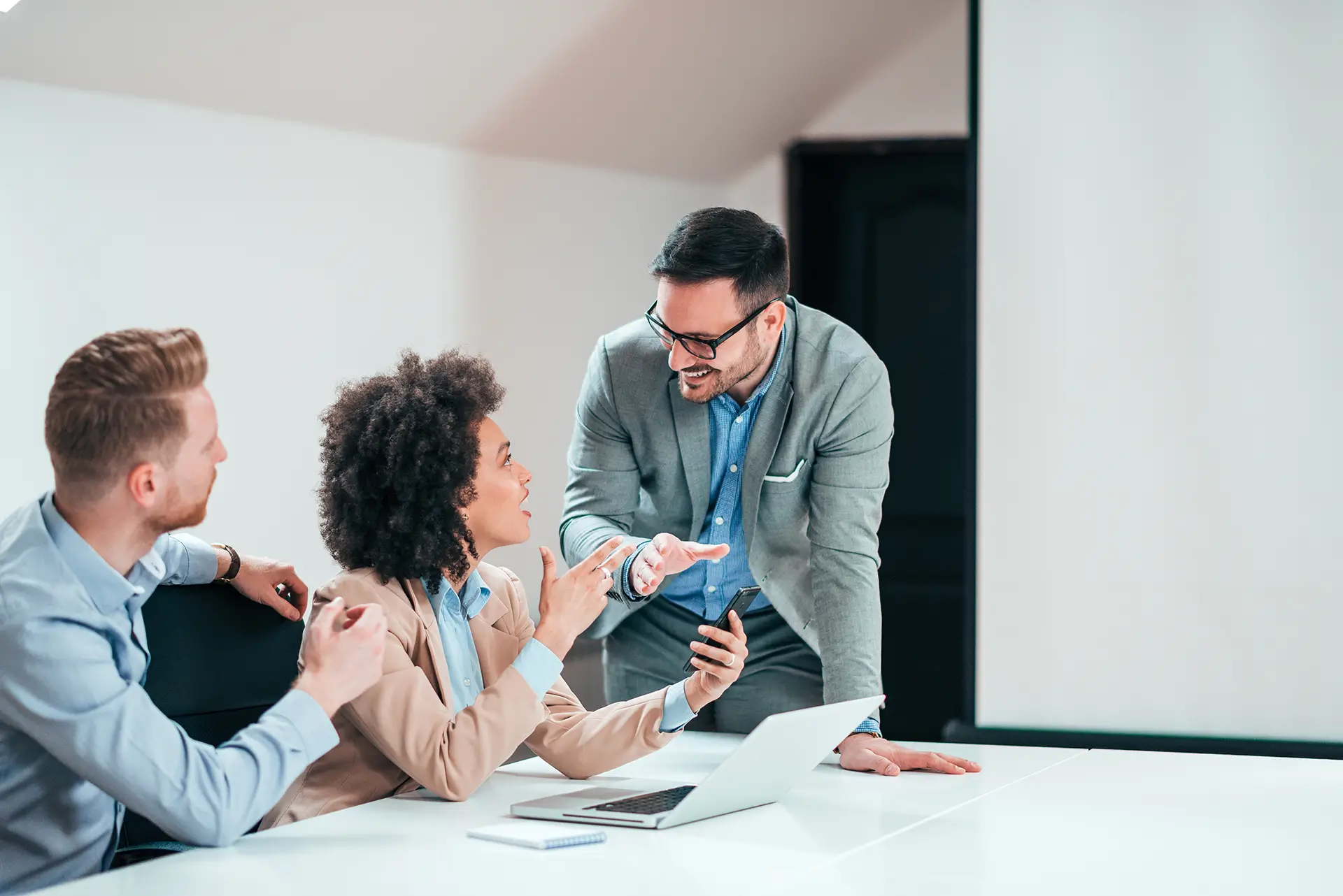 Drei Personen besprechen den Brand Guideline