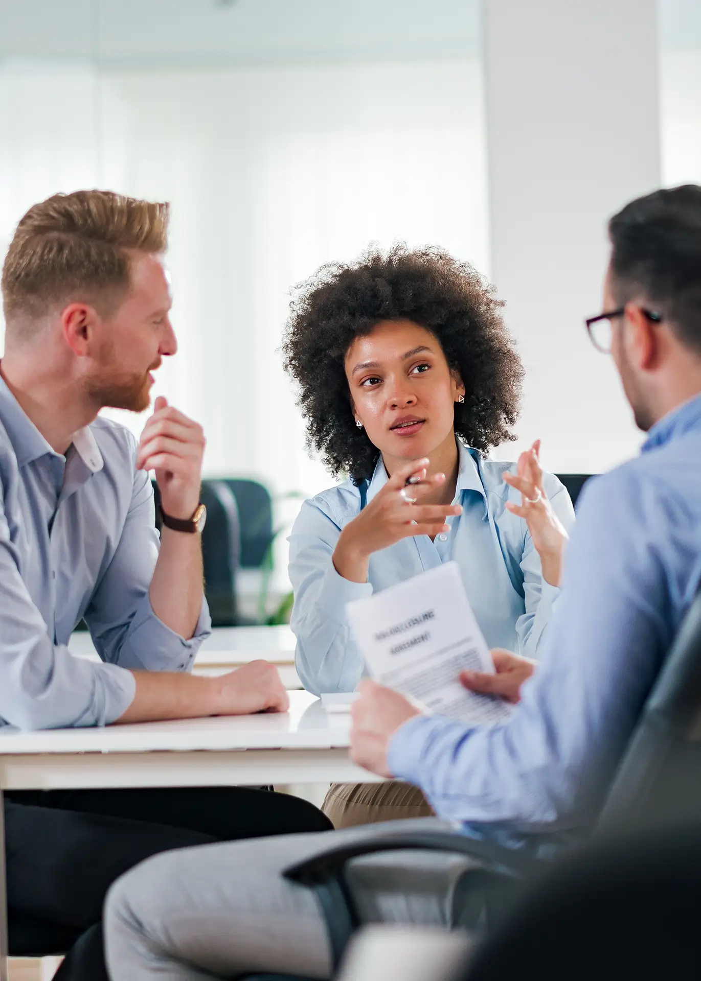 Drei Personen besprechen den Brand Guideline